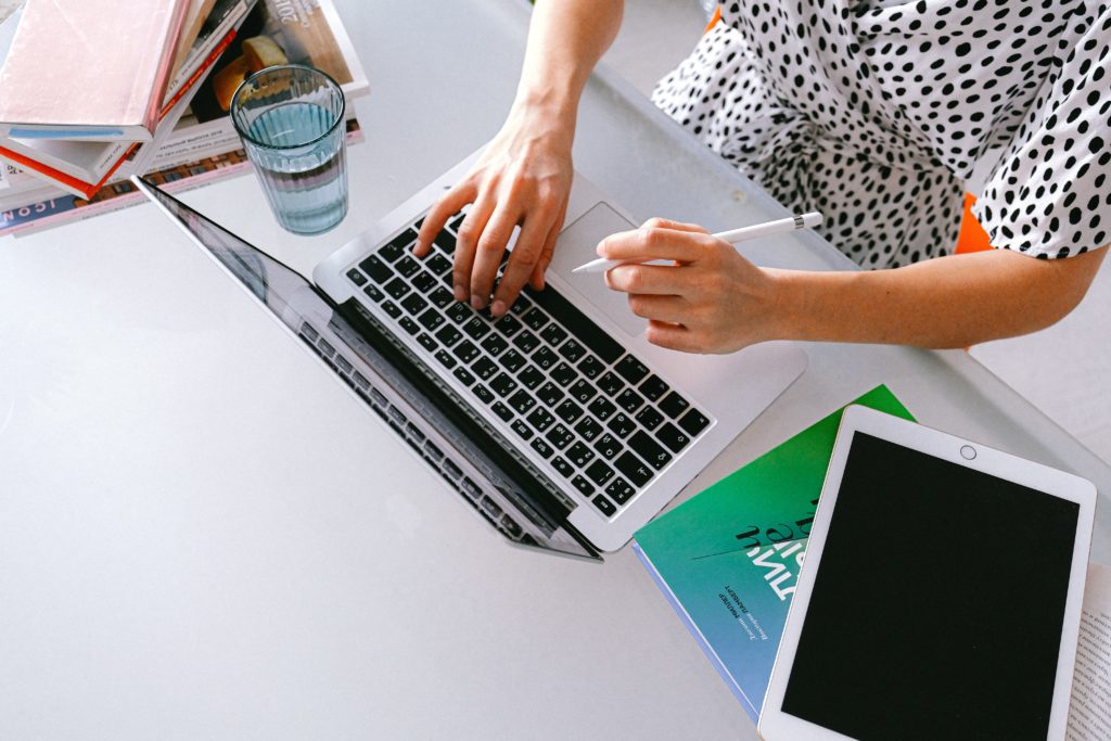 online invoice factoring; woman working at computer